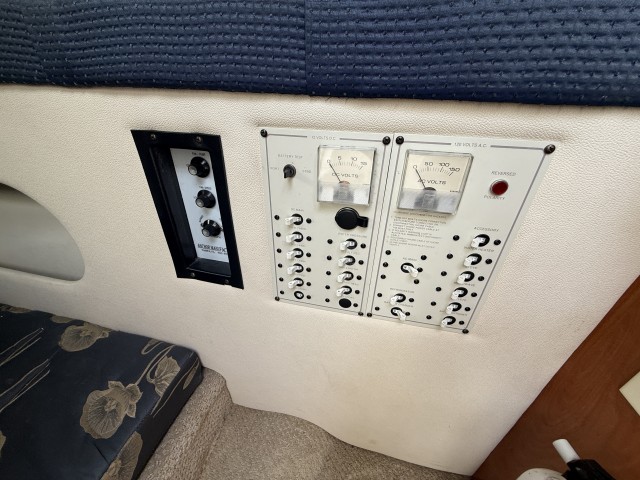 2004 LARSON CABRIO 274  for sale at True North Yacht Sales & Service